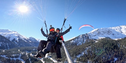 Gleitschirmflug in Davos
